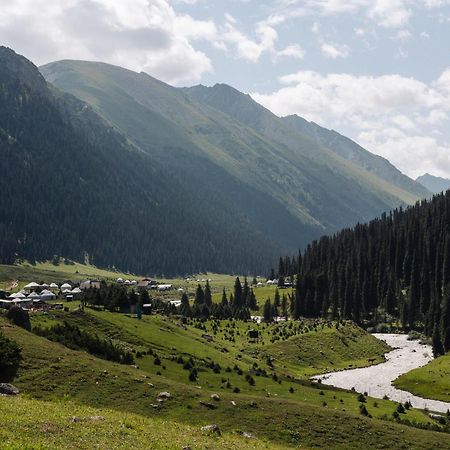 Готель Eco Yurt Camp Arashan Teploklyuchenka Екстер'єр фото