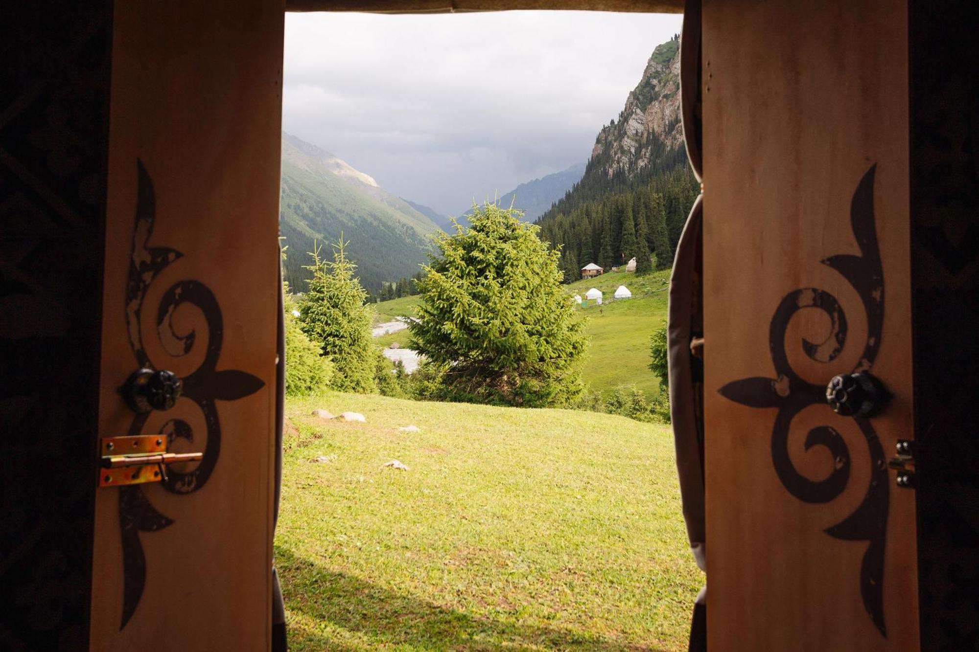 Готель Eco Yurt Camp Arashan Teploklyuchenka Екстер'єр фото