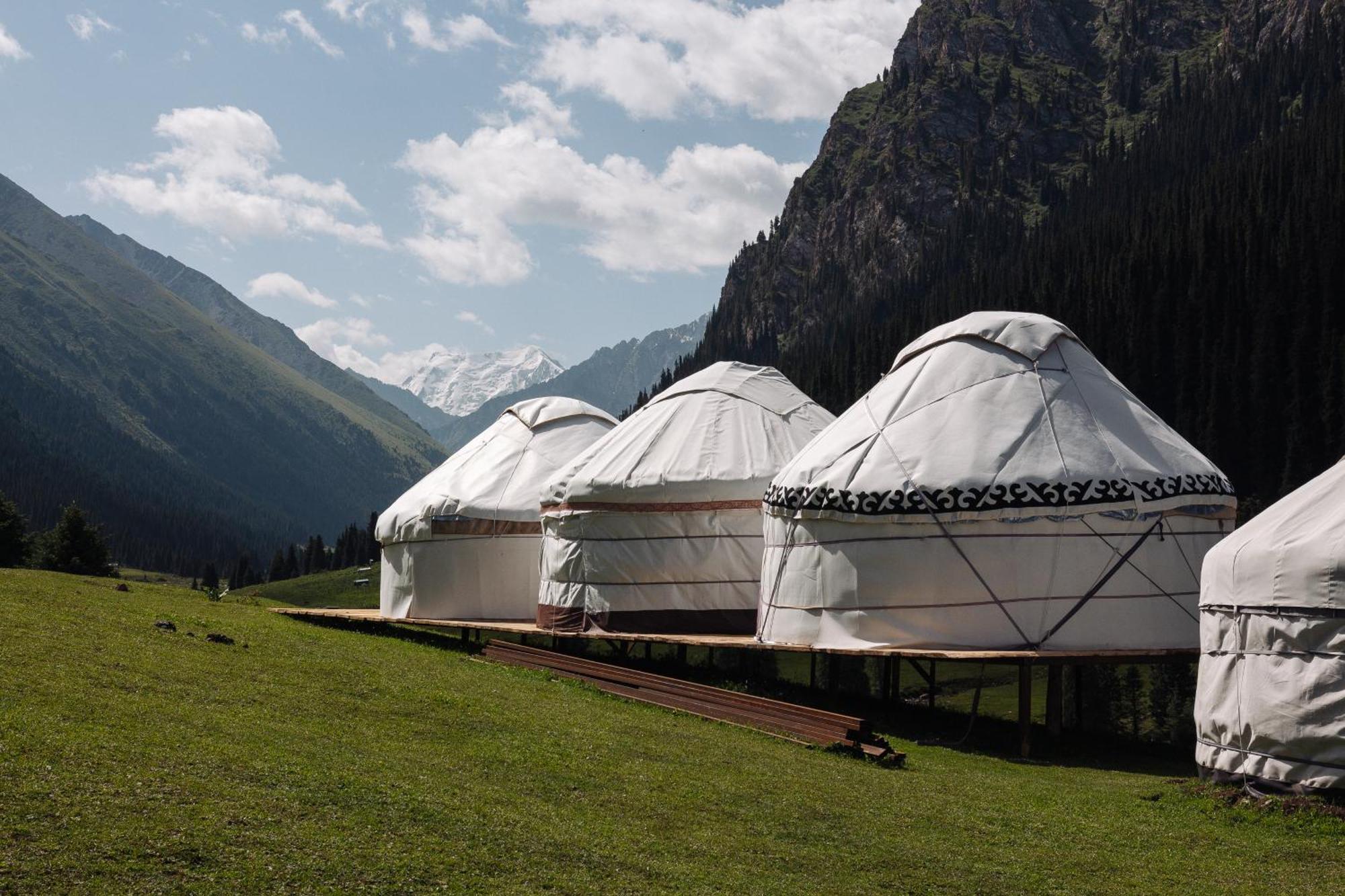 Готель Eco Yurt Camp Arashan Teploklyuchenka Екстер'єр фото