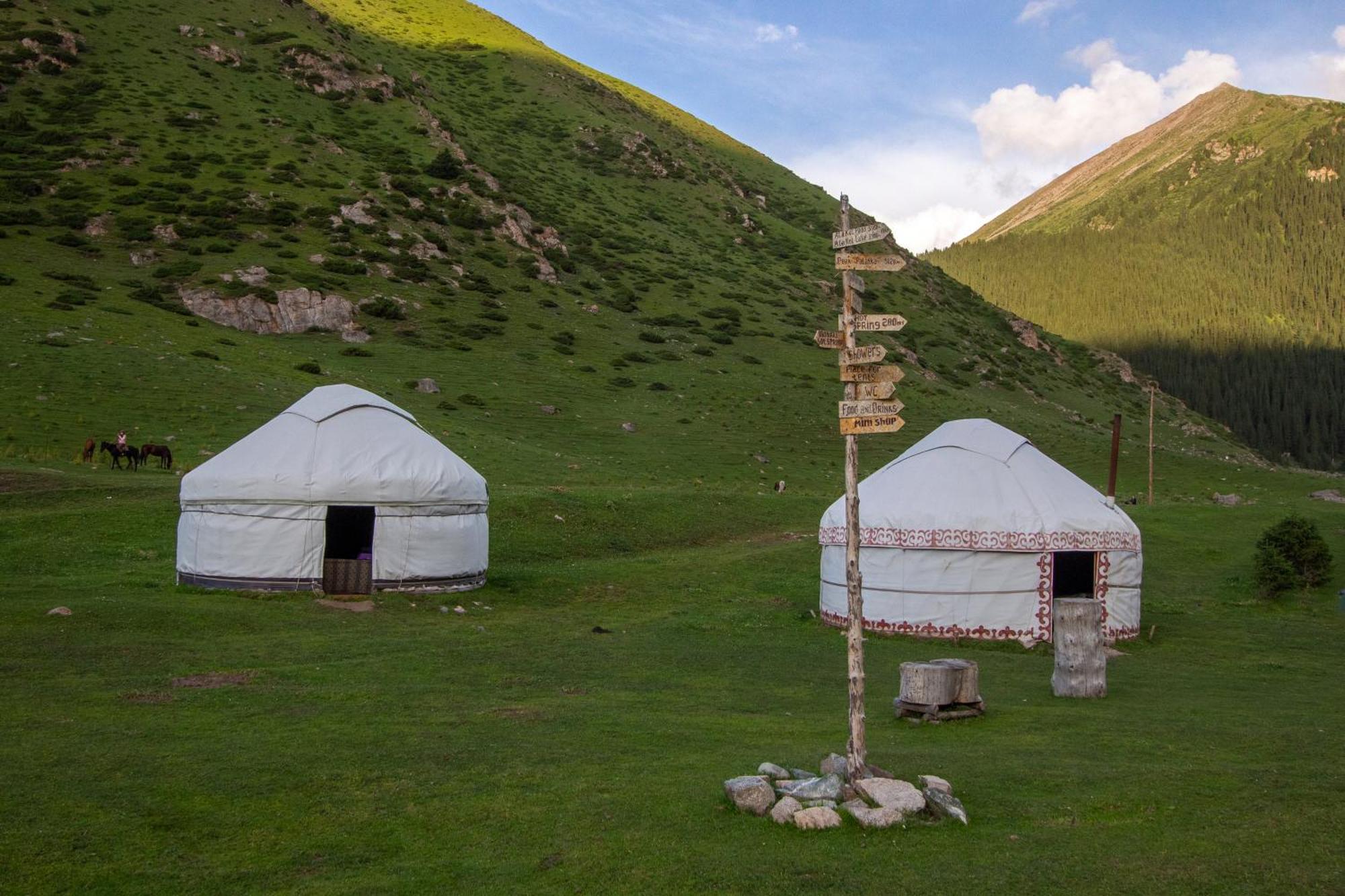 Готель Eco Yurt Camp Arashan Teploklyuchenka Екстер'єр фото