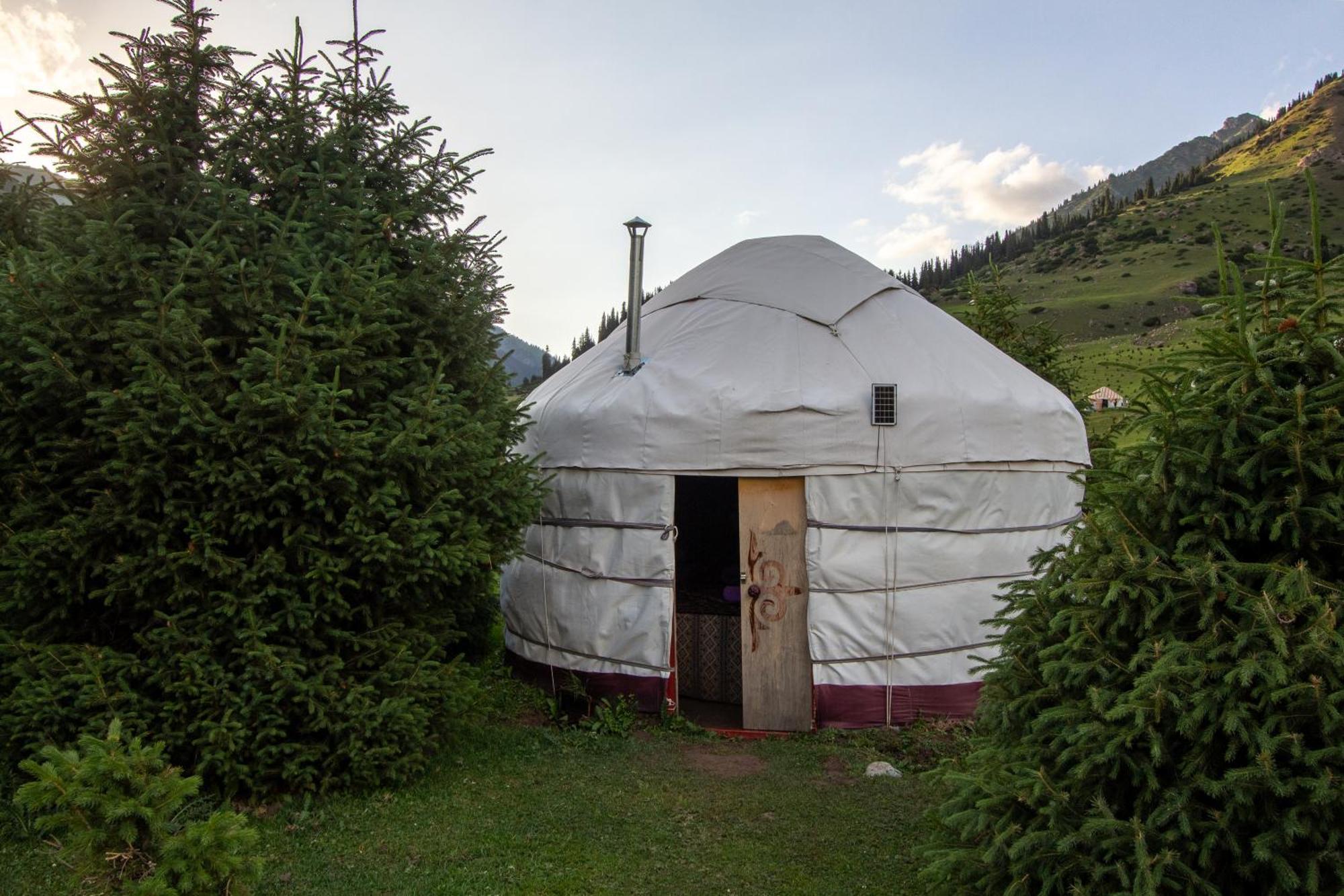 Готель Eco Yurt Camp Arashan Teploklyuchenka Екстер'єр фото