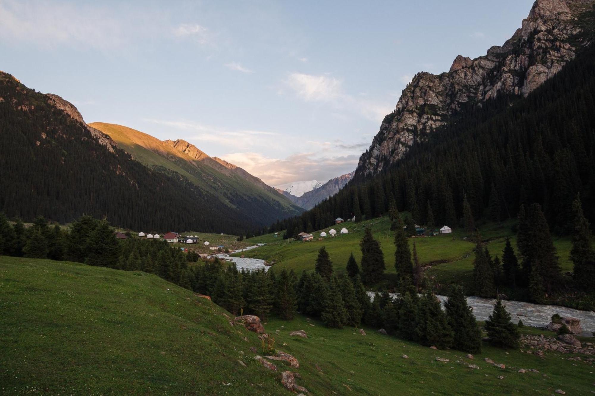 Готель Eco Yurt Camp Arashan Teploklyuchenka Екстер'єр фото