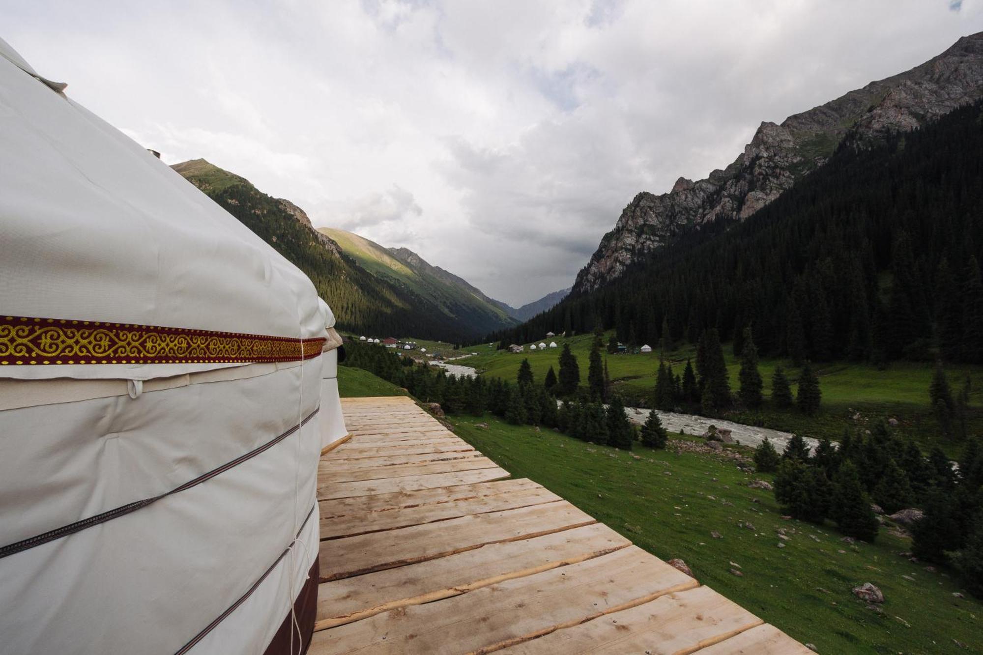 Готель Eco Yurt Camp Arashan Teploklyuchenka Екстер'єр фото