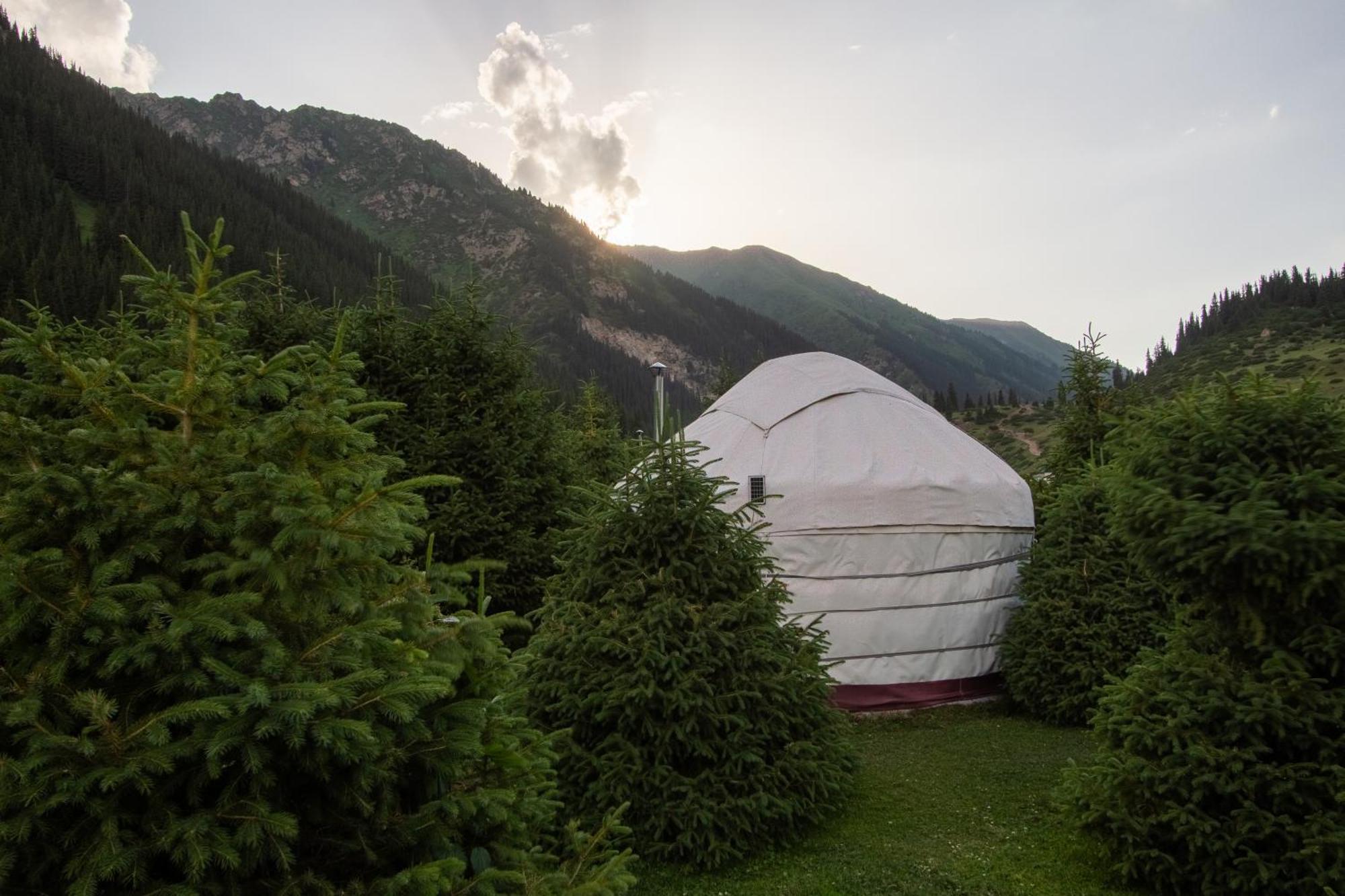 Готель Eco Yurt Camp Arashan Teploklyuchenka Екстер'єр фото