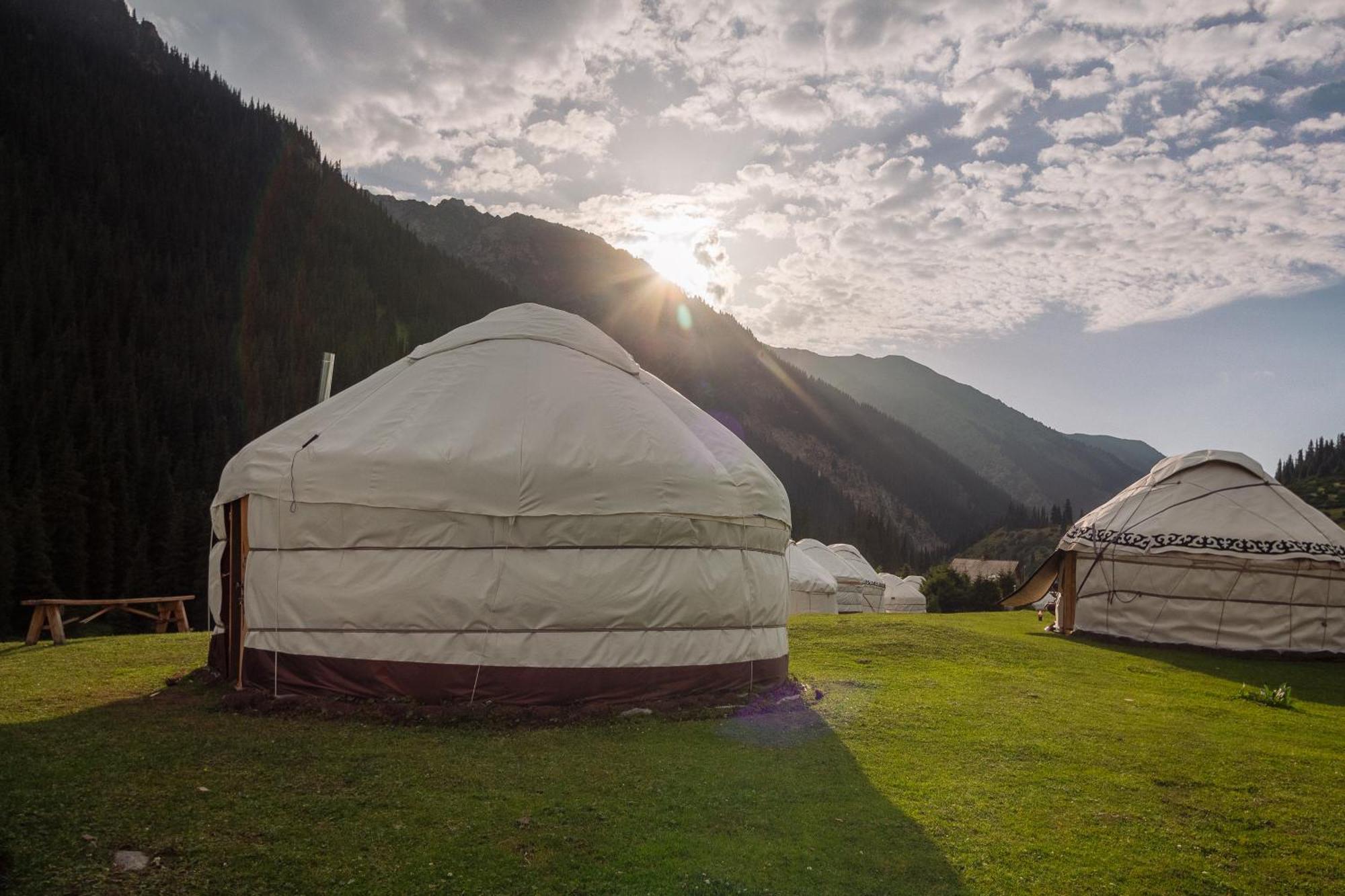 Готель Eco Yurt Camp Arashan Teploklyuchenka Екстер'єр фото