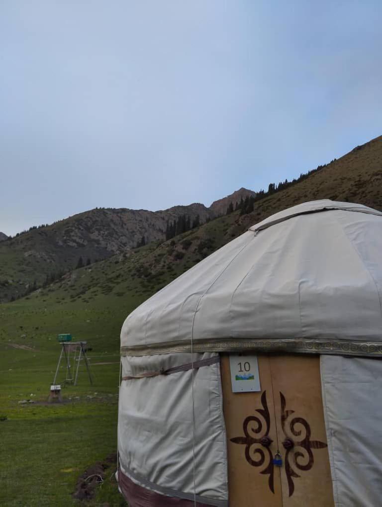 Готель Eco Yurt Camp Arashan Teploklyuchenka Екстер'єр фото