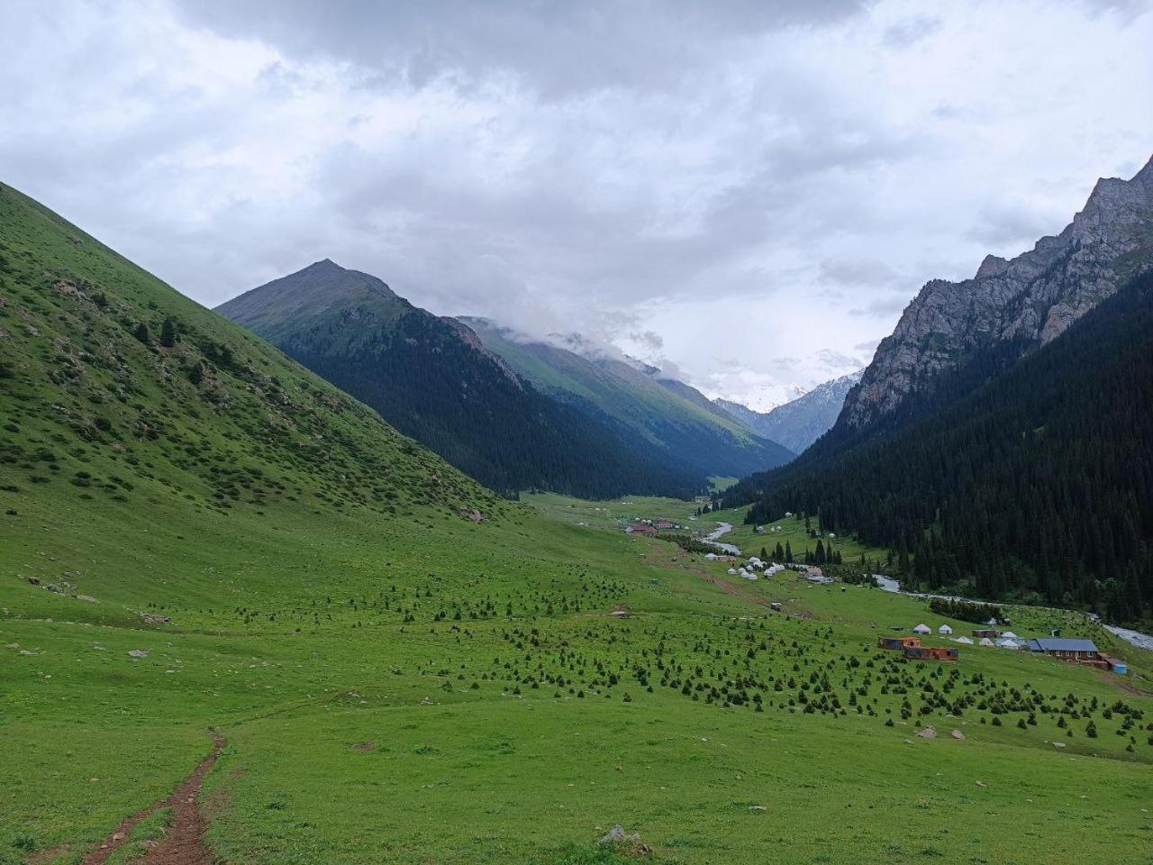 Готель Eco Yurt Camp Arashan Teploklyuchenka Екстер'єр фото