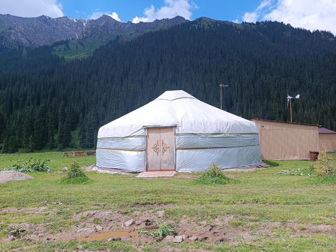 Готель Eco Yurt Camp Arashan Teploklyuchenka Екстер'єр фото